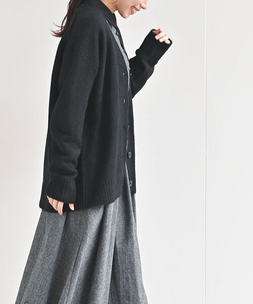 rps(アールピーエス)の「Vネックニットカーディガン(カーディガン/ボレロ・レディース・ブラック/オートミール/ベージュ/ラベンダー・M)」の6枚目の写真