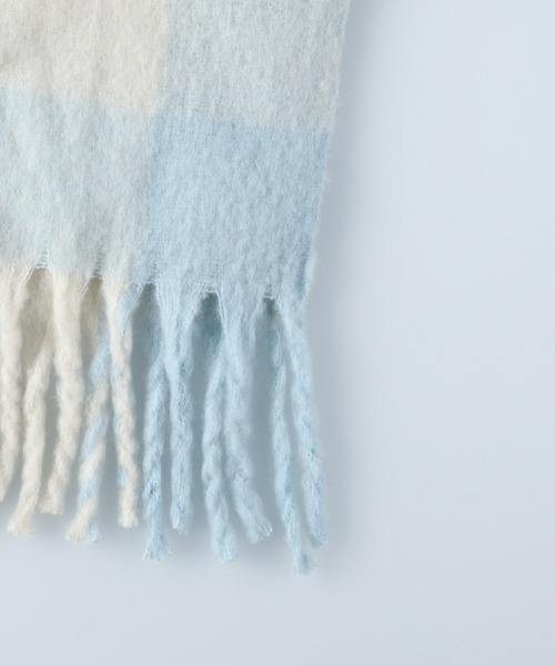 HONEYSUCKLE ROSE（ハニーサックルローズ）の「【HONEYSUCKLE ROSE】太フリンジマフラー（マフラー・レディース・ベージュ/ブラック/ブルー・ONE SIZE）」の4枚目の写真