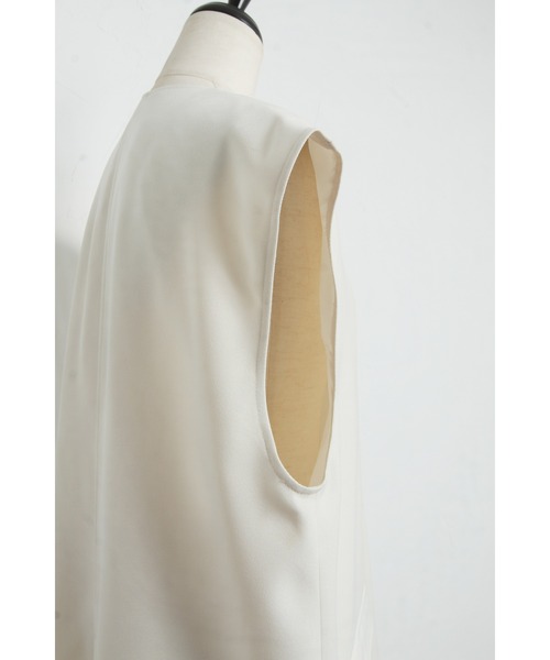 &. NOSTALGIA（アンドドットノスタルジア）の「【ZOZO限定】ディープVネックベスト（ベスト・レディース・アイボリー/ブラック・M）」の13枚目の写真