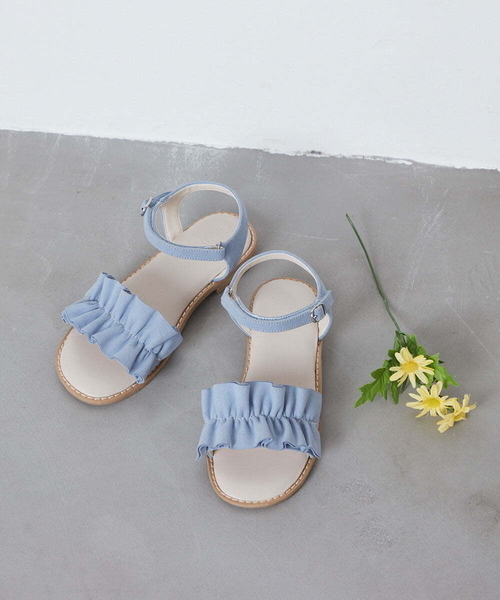 a.v.v（アーヴェヴェ）の「[KIDS]フリルフラットサンダル[WEB限定サイズ]（サンダル・キッズ・ピンク/ネイビー/ライトピンク/ライトブルー・18/20/24/19/21/23/17/22）」の2枚目の写真