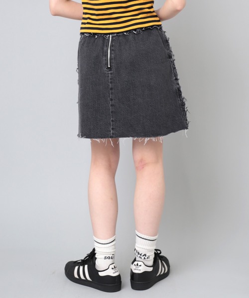 RNA（アールエヌエー）の「G1052 カットオフミニスカート（デニムスカート・レディース・ブラック/ライトインディゴブルー・MEDIUM）」の3枚目の写真