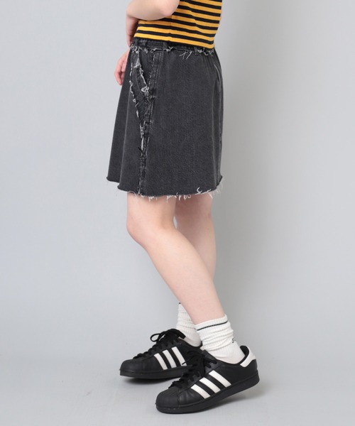 RNA（アールエヌエー）の「G1052 カットオフミニスカート（デニムスカート・レディース・ブラック/ライトインディゴブルー・MEDIUM）」の15枚目の写真