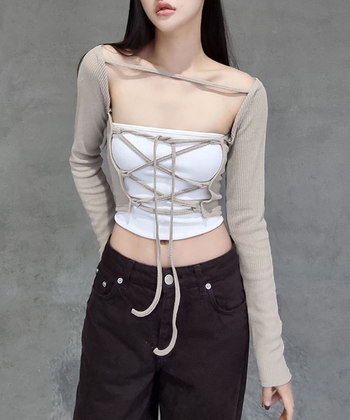 me+em select(ミームセレクト)の「【 前後着用2WAY 】クロスストラップカットアウトショートリブトップス【 韓国製 】(カーディガン/ボレロ・レディース・ホワイト/ブラック/ベージュ・FREE)」の3枚目の写真