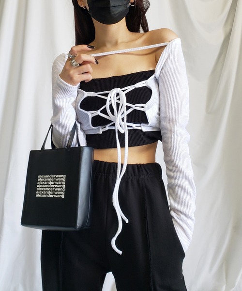 me+em select(ミームセレクト)の「【 前後着用2WAY 】クロスストラップカットアウトショートリブトップス【 韓国製 】(カーディガン/ボレロ・レディース・ホワイト/ブラック/ベージュ・FREE)」の2枚目の写真