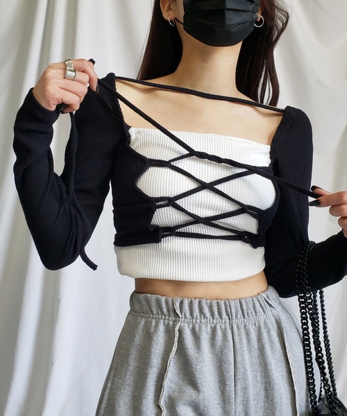 me+em select(ミームセレクト)の「【 前後着用2WAY 】クロスストラップカットアウトショートリブトップス【 韓国製 】(カーディガン/ボレロ・レディース・ホワイト/ブラック/ベージュ・FREE)」の4枚目の写真