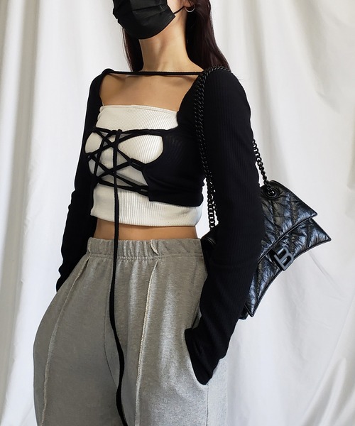 me+em select(ミームセレクト)の「【 前後着用2WAY 】クロスストラップカットアウトショートリブトップス【 韓国製 】(カーディガン/ボレロ・レディース・ホワイト/ブラック/ベージュ・FREE)」の5枚目の写真