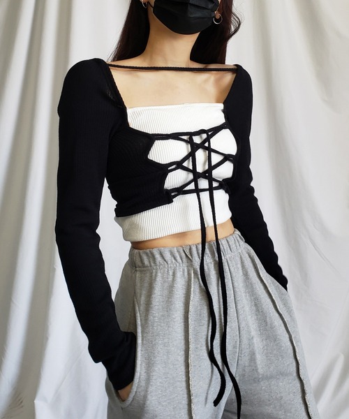 me+em select(ミームセレクト)の「【 前後着用2WAY 】クロスストラップカットアウトショートリブトップス【 韓国製 】(カーディガン/ボレロ・レディース・ホワイト/ブラック/ベージュ・FREE)」の6枚目の写真