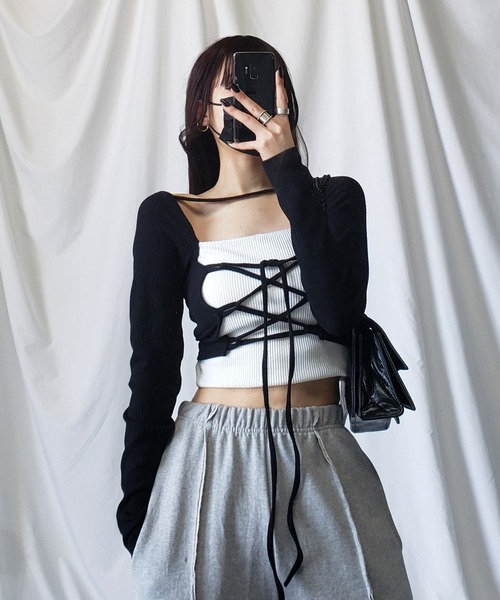 me+em select(ミームセレクト)の「【 前後着用2WAY 】クロスストラップカットアウトショートリブトップス【 韓国製 】(カーディガン/ボレロ・レディース・ホワイト/ブラック/ベージュ・FREE)」の8枚目の写真