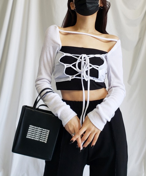 me+em select(ミームセレクト)の「【 前後着用2WAY 】クロスストラップカットアウトショートリブトップス【 韓国製 】(カーディガン/ボレロ・レディース・ホワイト/ブラック/ベージュ・FREE)」の9枚目の写真