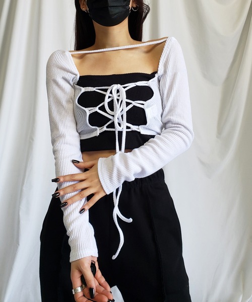 me+em select(ミームセレクト)の「【 前後着用2WAY 】クロスストラップカットアウトショートリブトップス【 韓国製 】(カーディガン/ボレロ・レディース・ホワイト/ブラック/ベージュ・FREE)」の12枚目の写真