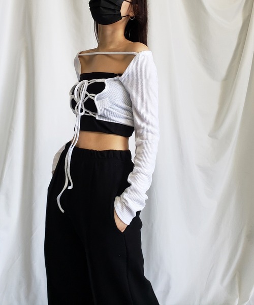 me+em select(ミームセレクト)の「【 前後着用2WAY 】クロスストラップカットアウトショートリブトップス【 韓国製 】(カーディガン/ボレロ・レディース・ホワイト/ブラック/ベージュ・FREE)」の13枚目の写真