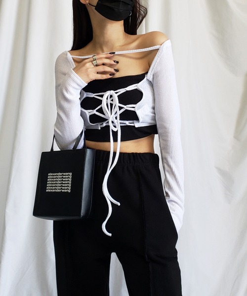 me+em select(ミームセレクト)の「【 前後着用2WAY 】クロスストラップカットアウトショートリブトップス【 韓国製 】(カーディガン/ボレロ・レディース・ホワイト/ブラック/ベージュ・FREE)」の14枚目の写真