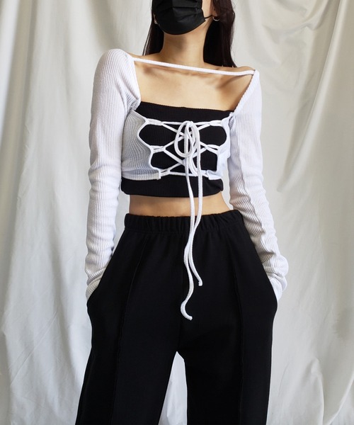 me+em select(ミームセレクト)の「【 前後着用2WAY 】クロスストラップカットアウトショートリブトップス【 韓国製 】(カーディガン/ボレロ・レディース・ホワイト/ブラック/ベージュ・FREE)」の15枚目の写真