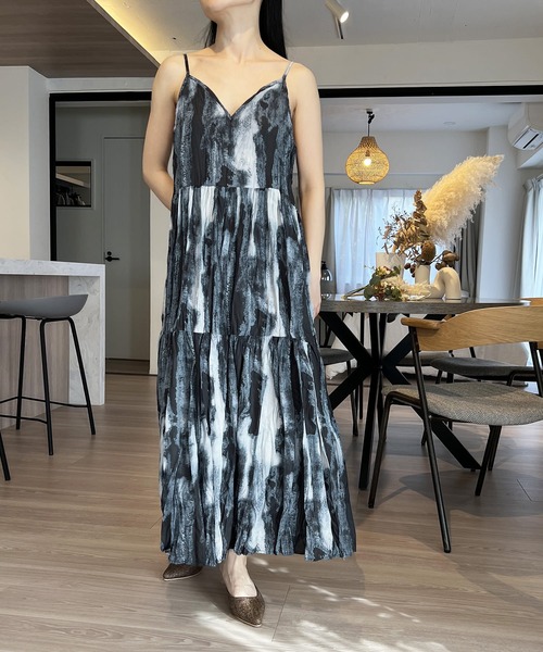 Jewelobe(ジュエローブ)の「シワ加工ディープVネックティアードキャミワンピース(ワンピース・レディース・ブラック/ホワイト/グレー・FREE)」の2枚目の写真