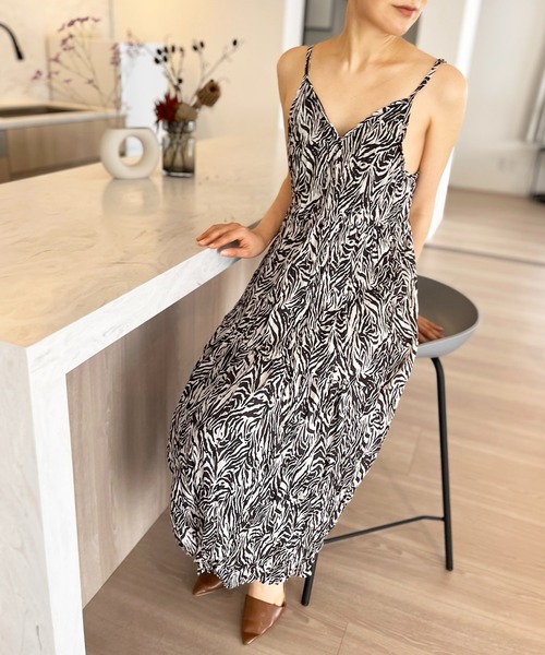 Jewelobe(ジュエローブ)の「シワ加工ディープVネックティアードキャミワンピース(ワンピース・レディース・ブラック/ホワイト/グレー・FREE)」の1枚目の写真