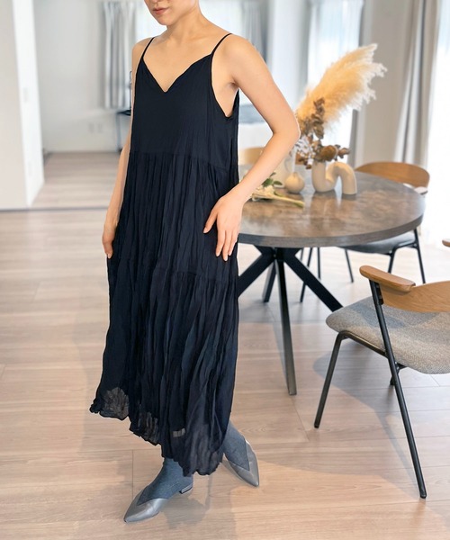 Jewelobe(ジュエローブ)の「シワ加工ディープVネックティアードキャミワンピース(ワンピース・レディース・ブラック/ホワイト/グレー・FREE)」の3枚目の写真
