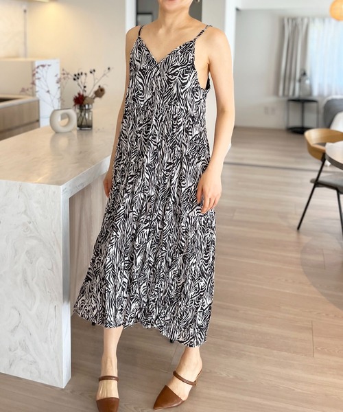 Jewelobe(ジュエローブ)の「シワ加工ディープVネックティアードキャミワンピース(ワンピース・レディース・ブラック/ホワイト/グレー・FREE)」の15枚目の写真