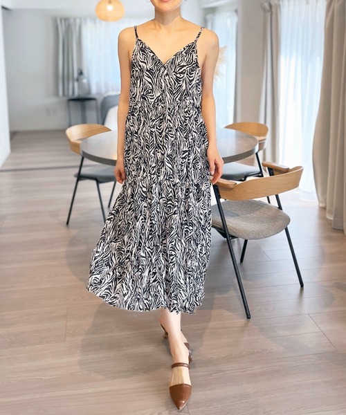 Jewelobe(ジュエローブ)の「シワ加工ディープVネックティアードキャミワンピース(ワンピース・レディース・ブラック/ホワイト/グレー・FREE)」の16枚目の写真