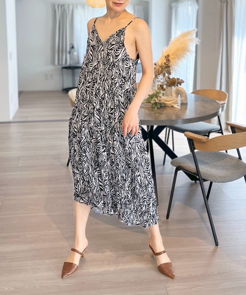 Jewelobe(ジュエローブ)の「シワ加工ディープVネックティアードキャミワンピース(ワンピース・レディース・ブラック/ホワイト/グレー・FREE)」の17枚目の写真