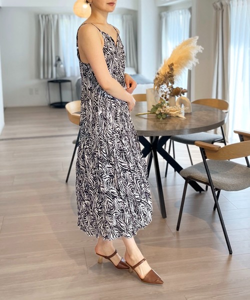 Jewelobe(ジュエローブ)の「シワ加工ディープVネックティアードキャミワンピース(ワンピース・レディース・ブラック/ホワイト/グレー・FREE)」の18枚目の写真