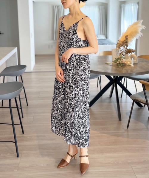 Jewelobe(ジュエローブ)の「シワ加工ディープVネックティアードキャミワンピース(ワンピース・レディース・ブラック/ホワイト/グレー・FREE)」の19枚目の写真