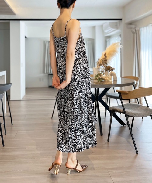 Jewelobe(ジュエローブ)の「シワ加工ディープVネックティアードキャミワンピース(ワンピース・レディース・ブラック/ホワイト/グレー・FREE)」の21枚目の写真