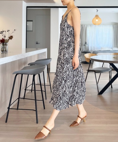 Jewelobe(ジュエローブ)の「シワ加工ディープVネックティアードキャミワンピース(ワンピース・レディース・ブラック/ホワイト/グレー・FREE)」の5枚目の写真