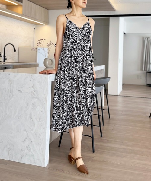 Jewelobe(ジュエローブ)の「シワ加工ディープVネックティアードキャミワンピース(ワンピース・レディース・ブラック/ホワイト/グレー・FREE)」の6枚目の写真