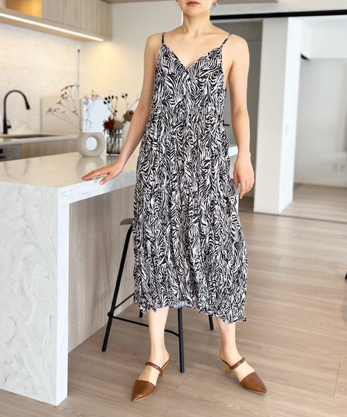 Jewelobe(ジュエローブ)の「シワ加工ディープVネックティアードキャミワンピース(ワンピース・レディース・ブラック/ホワイト/グレー・FREE)」の9枚目の写真