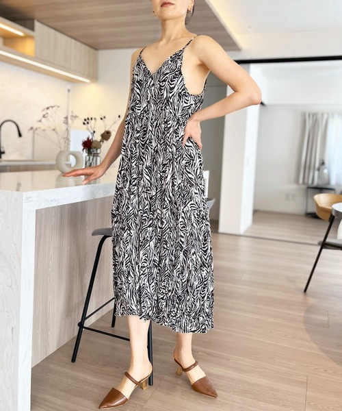 Jewelobe(ジュエローブ)の「シワ加工ディープVネックティアードキャミワンピース(ワンピース・レディース・ブラック/ホワイト/グレー・FREE)」の11枚目の写真