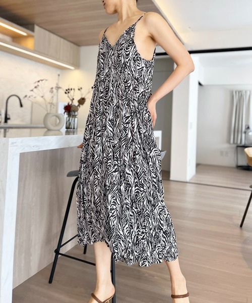 Jewelobe(ジュエローブ)の「シワ加工ディープVネックティアードキャミワンピース(ワンピース・レディース・ブラック/ホワイト/グレー・FREE)」の12枚目の写真