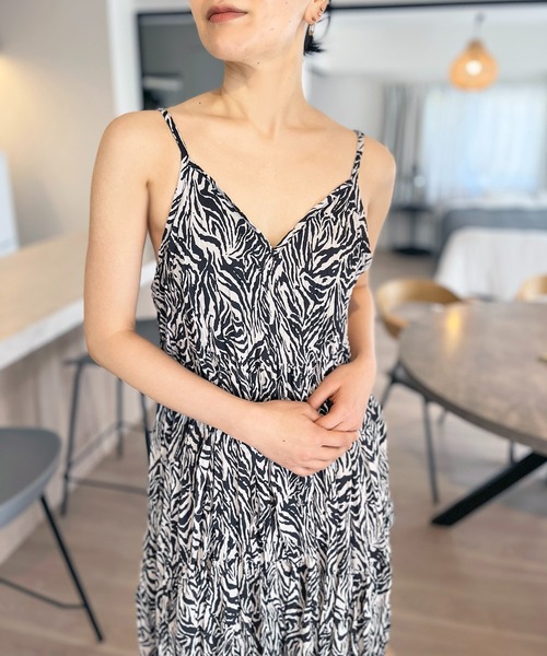 Jewelobe(ジュエローブ)の「シワ加工ディープVネックティアードキャミワンピース(ワンピース・レディース・ブラック/ホワイト/グレー・FREE)」の14枚目の写真