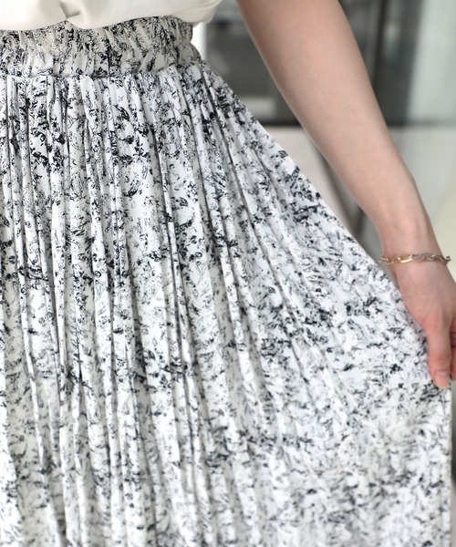 SETUP7（セットアップセブン）の「きれいな落ち感♪【SETUP7】総柄プリーツロングスカート（スカート・レディース・ベージュ/ホワイト/ブラック/グリーン・FREE）」の19枚目の写真