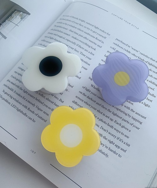 TONE SELECT GOODS（トーンセレクトグッズ）の「Liaa/デザインスマホグリップ　A2159（スマホグッズ・レディース・イエロー系その他/ホワイト系その他/パープル系その他・FREE）」の4枚目の写真