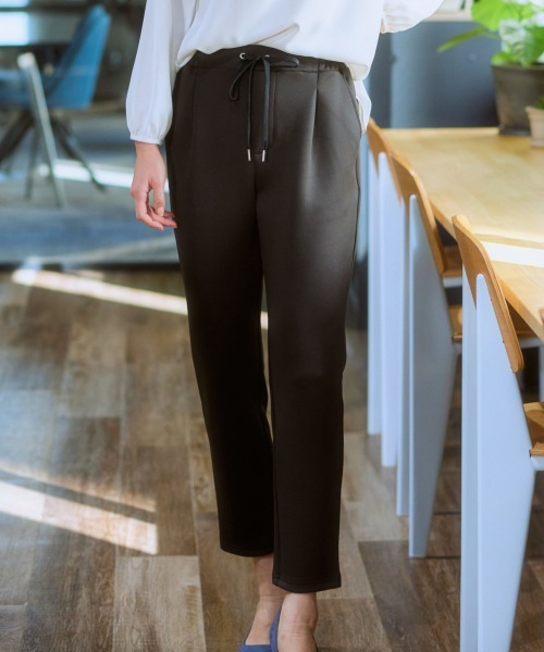 7days Life Styling（セブンデイズライフスタイリング）の「ドロストテーパードパンツ(きれいめダンボール素材)（その他パンツ・レディース・グレイッシュベージュ/ブラック・S/M/L/LL）」の2枚目の写真