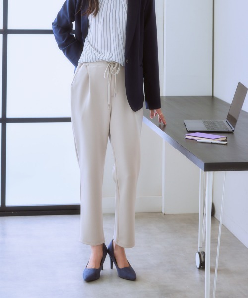 7days Life Styling（セブンデイズライフスタイリング）の「ドロストテーパードパンツ(きれいめダンボール素材)（その他パンツ・レディース・グレイッシュベージュ/ブラック・S/M/L/LL）」の6枚目の写真