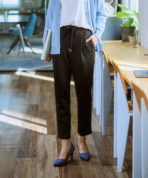 7days Life Styling（セブンデイズライフスタイリング）の「ドロストテーパードパンツ(きれいめダンボール素材)（その他パンツ・レディース・グレイッシュベージュ/ブラック・S/M/L/LL）」の8枚目の写真