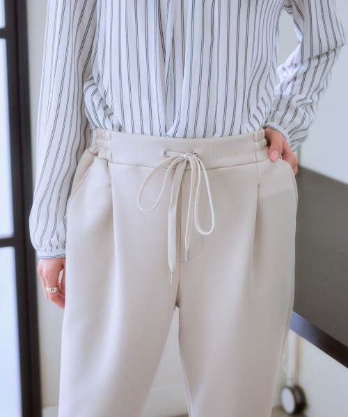 7days Life Styling（セブンデイズライフスタイリング）の「ドロストテーパードパンツ(きれいめダンボール素材)（その他パンツ・レディース・グレイッシュベージュ/ブラック・S/M/L/LL）」の15枚目の写真