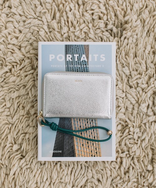 Beau're(ヴュレ)の「BEAURE ヴュレ カウレザー ハンドストラップ付き バイカラー ラウンド ミニウォレット(財布・レディース・グレイッシュベージュ/ピンクベージュ/シルバー/ブラック/ゴールド/アイボリー/ペールイエロー/ブルー/ライラック・FREE)」の17枚目の写真