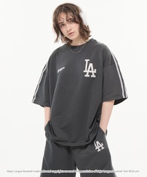 MLB（メジャーリーグベースボール）の「MLB/メジャーリーグベースボール 別注 セットアップ ワッペン刺繍  サイドライン ビッグシルエット半袖プルオーバースウェット＆ショートパンツ（セットアップ）」