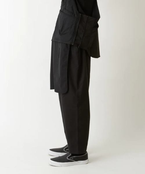 WHITE MOUNTAINEERING(ホワイトマウンテニアリング)の「WM×GRIPSWANY'APRON VEST'(ベスト・メンズ・ブラック/ベージュ・M/L)」の8枚目の写真