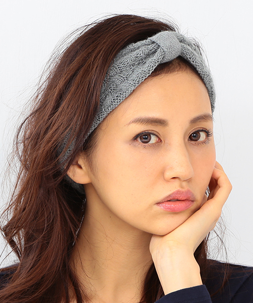B:MING by BEAMS(ビーミングバイビームス)の「ビーミング by ビームス / ケーブル編みターバン(ヘアバンド・レディース・グレー/ベージュ/ネイビー・ONE SIZE)」の2枚目の写真