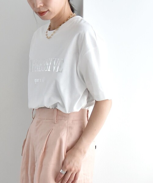 quaranciel(カランシエル)の「quaranciel:〈洗濯機可能〉クルーネック コットン ロゴ プリント TEE(Tシャツ/カットソー・レディース・ホワイト系1/ホワイト系3/ブラック/ホワイト系2・ONE SIZE)」の1枚目の写真