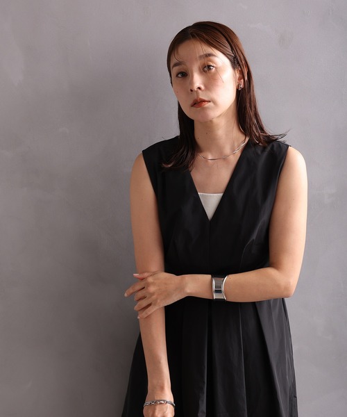 ONE'S TRUE(ワンズトゥルー)の「Vネックノースリーブワンピース(ワンピース・レディース・ブラック/カーキ・M/L)」の4枚目の写真