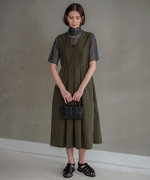 ONE'S TRUE(ワンズトゥルー)の「Vネックノースリーブワンピース(ワンピース・レディース・ブラック/カーキ・M/L)」の19枚目の写真