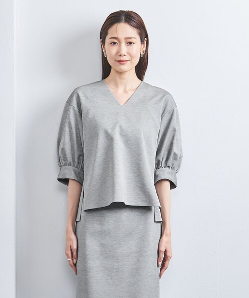 UNITED ARROWS(ユナイテッドアローズ)の「Vネック パフスリーブ ブラウス OX(シャツ/ブラウス・レディース・オフホワイト/ネイビー/その他1・38/36)」の4枚目の写真