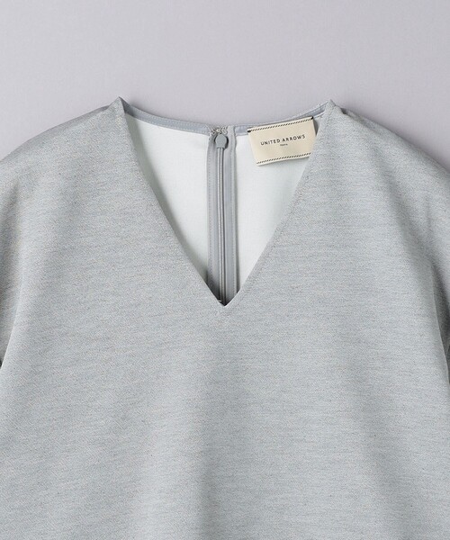 UNITED ARROWS(ユナイテッドアローズ)の「Vネック パフスリーブ ブラウス OX(シャツ/ブラウス・レディース・オフホワイト/ネイビー/その他1・38/36)」の20枚目の写真