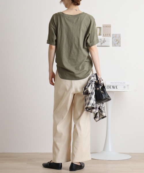 atONE(アットワン)の「オーバーサイズUネックTee(Tシャツ/カットソー・レディース・ネイビー/ブラック/ベージュ/カーキ/オフホワイト/ブルー系その他2/パープル系その他2/ピンク系その他3/ピンク系その他4/ブルー系その他/パープル系その他/モカ・L/M)」の21枚目の写真