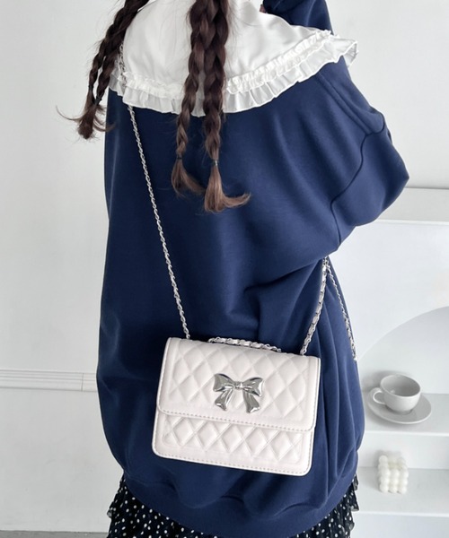 Loueme(ルエム)の「メタルリボンキルティングチェーンバッグ(ショルダーバッグ・レディース・ブラック/シルバー/ピンク/アイボリー・FREE)」の2枚目の写真