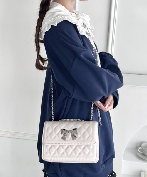 Loueme(ルエム)の「メタルリボンキルティングチェーンバッグ(ショルダーバッグ・レディース・ブラック/シルバー/ピンク/アイボリー・FREE)」の7枚目の写真